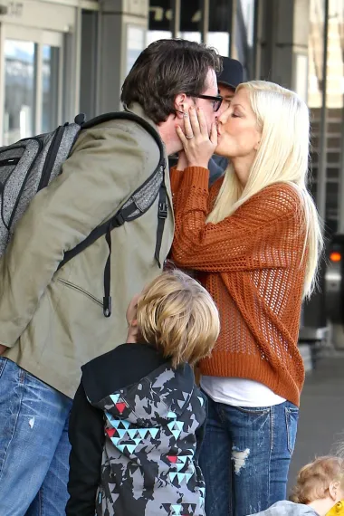 Nasljednica i glumica Tori Spelling bila je udana za svog prvog supruga Charliea Shaniana kada je upoznala svog sadašnjeg supruga Deana McDermotta. Par je prvu noć nakon upoznavanja spavao zajedno, a iako je glumica kasnije rekla kako se time ne ponosi, otkrila je i kako joj nije žao što su se stvari tako odvile. Danas s Deanom ima petero djece. 