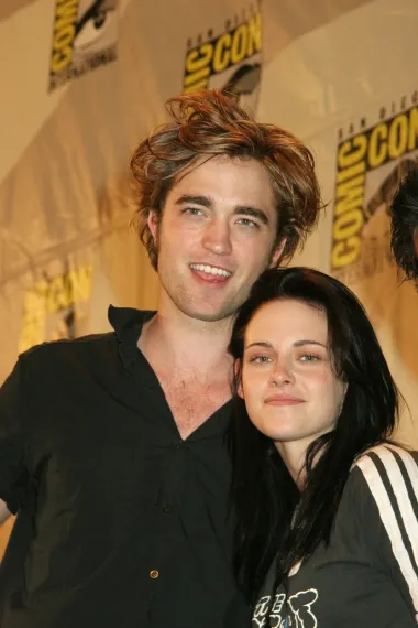 Zvijezda „Sumrak“ sage, Kristen Stewart bila je u vezi s Robertom Pattinsonom, kolegom iz istoimene franšize, kada su mediji otkrili njezino ljubovanje s oženjenim redateljem Rupertom Sandersom. Znatno stariji Sanders imao je ženu i dvoje djece, no nije odolio mladoj Kristen. Sve je završilo u tabloidima kao veliki skandal, a glumica se javno ispričala zbog svojih nepromišljenih postupaka. 