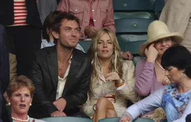 Britanski glumački par Sienna Miller i Jude Law bili su nerazdvojni početkom 2000-ih, no svemu je došao kraj zahvaljujući Sienninoj aferi s oženjenim muškarcem i ocem čak četvero djece, Balthazarom Gettyjem. Sienna je godinama kasnije priznala kako smatra da je afera s njim bila najsebičnija stvar koju je ikad napravila te da se nikada ne bi ponovno upustila u takav odnos. 