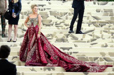 Blake Lively je miljenica modnih stručnjaka i to opravdano. Njezin ju fashion smisao rijetko iznevjeri, a ovaj je raskošni outfit za Met Galu 2018. godine sve prisutne ostavio bez daha. Blake je izgledala kao prava boginja, a haljinom i malom clutch torbicom s inicijalima svog supruga i djece odala je počast najbitnijim ljudima u svom životu. To se zove look za pamćenje. 