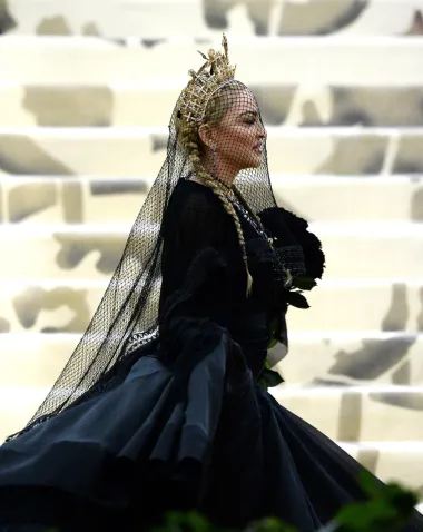 Kraljica popa, legendarna Madonna, je na Met Gali 2018. oduševila sve prisutne svojim samozatajnim lookom koji je podsjećao na outfit crne udovice. Velika, raskošna haljina i mnoštvo detalja pretvorili su Madonnu u kraljicu ekstravagancije, a fashion kritičari su se složili kako njezinom looku te večeri nije bilo moguće pronaći zamjerku. 