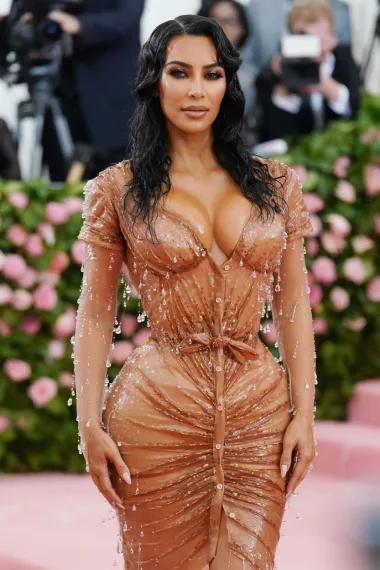 Svako pojavljivanje KIm Kardashian u javnosti budno se prati, pa tako i ono na Met Gali. Ovaj kultni look s iznimno uskim strukom i efektom mokre haljine u boji kože nikoga nije ostavio ravnodušnim. Korzet koji je Kim nosila u ovoj prilici izazvao je žustre rasprave te su joj mnogi zamjerili što propagira tako nerealnu sliku o savršenom ženskom tijelu, no modnu elitu takve zamjerke nisu zanimale. Svi su se jednoglasno složili da je Kim izgledala spektakularno. 