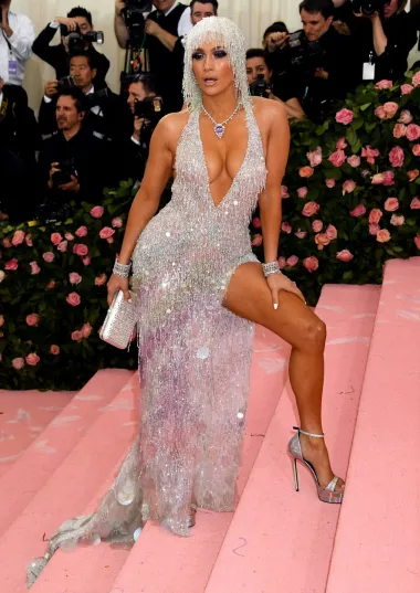 Latino diva koja je taman bila proslavila 50. rođendan zablistala je na Met Gali 2019. godine u ovom ulstraseksi izdanju. Haljina s dubokim dekolteom i prorezom na nozi, optočena resicama, kristalićima i šljokicama izazvala je oduševljenje javnosti. Iako su neki modni stručnjaci tvrdili kako je ovaj look J.Lo pomalo jeftin, mi se s tim sudom ne bismo složili. Izgledala je znatno bolje od mnogih mlađih kolegica. 
