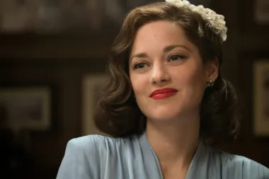 Trenutno vjerojatno najslavnija francuska glumica svijeta, oskarovka Marion Cotillard, bliži se 50. rođendanu, a kao da svakim danom izgleda sve ljepše i ljepše. Početak karijere obilježili su joj francuski filmovi, no ulogom Edith Piaf probila se i do Hollywoodu gdje je ostala do danas. Šarmantna, elegantna i uvijek nasmiješena, Marion je utjelovljenje francuskog šarma. 