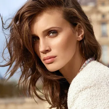 30-godišnja francuska glumica Marine Vacth poznatija je u svojoj domovini, no u svijetu, ali joj je tamo slava velika. Počela je karijeru kao model, da bi se ubrzo našla u filmovima nekih od najhvaljenijih suvremenih francuskih redatelja. Poznata je i po tome što je nakon Kate Moss postala zaštitno lice svih Yves Saint Laurent parfema. Danas živi u Parizu i primarno se bavi modelingom. 
