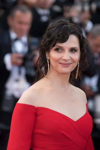 Binoche glumi na filmu od 1983. godine, a do sada je ostvarila 40-tak uloga. Najpoznatija je po ostvarenjima "Engleski pacijent", za kojeg je dobila i Oscara za najbolju sporednu glumicu, i "Čokolada", kao i po umjetničkim filmovima "Tri boje: Plavo" i "Skriveno". Juliette su mnogi opisivali kao pravu francusku ljepoticu - jednostavnu, samozatajnu i prije svega - prirodnu. Točno takva ostala je i do danas, kada joj je 57 godina. 