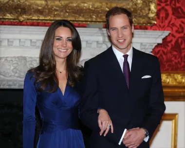 U studenom 2010., nakon 7 godina veze, Kate i William su se zaručili. Par je u par navrata prekidao svoju vezu, a Kate je kasnije priznala kako bi joj te "pauze" jako teško padale, pa se jednom čak odselila i u Irsku ne bi li bila što dalje od Williama. Ipak, u konačnici nisu mogli jedno bez drugoga, pa ju je princ zaprosio na safariju u Africi. 
