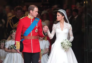 2011. su se vjenčali princ William i Kate Middleton, a njihovo velebno vjenčanje pratili su milijuni gledatelja diljem svijeta. Tu je već postalo jasno kako Kate polako, ali sigurno postaje ikona stila. Njezina je vjenčanica postala najkopiranija vjenčanica u povijesti, a nema koja žena se nije zamišljala na njezinom mjestu. 