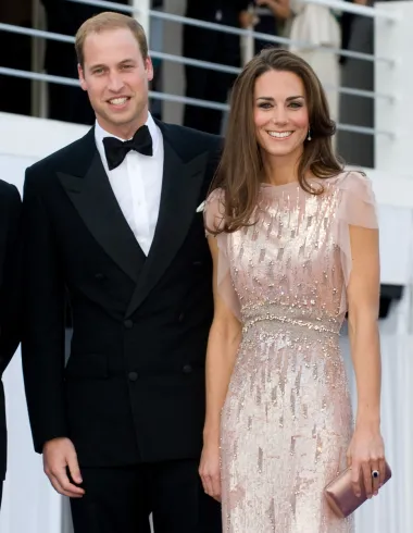Od početaka svoje veze s Williamom Kate je daleko dogurala. Osim što mu je postala žena, izrasla je u jednu od najbolje odjevenih žena svijeta čije odjevne kombinacije iznova i iznova oduševljavaju modne stručnjake. Od svečanih toaleta, do elegantnih kostimića, Katein izbor modnih komada uvijek je besprijekoran. 