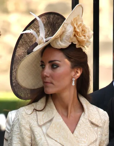 Jedno je sigurno, Britanci danas obožavaju Kate te ju smatraju dostojnom zamjenom kraljice Elizabete II. Kroz godine se transformirala iz zaigrane studentice u dostojanstvenu damu i vojvotkinju koja zaslužuje krunu. 