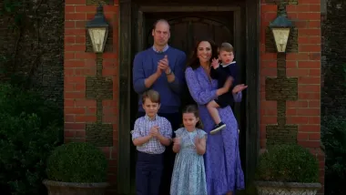 2013. se rodio maleni princ George, prvo dijete Kate i Williama, a zatim su došli i princeza Charlotte i maleni Louis. Danas ova peteročlana obitelj simbolizira budućnost britanske monarhije. Kate je tijekom godina vidno sazrela te je danas utjelovljenje savršene majke, uvijek dotjerane i spremne za igru sa svojom djecom. 