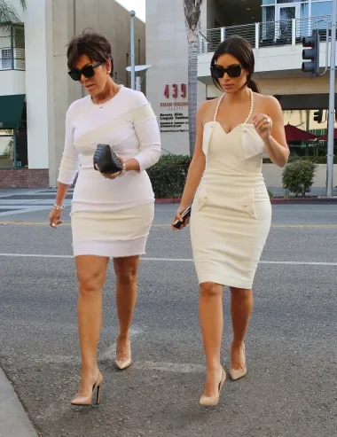 Kris Jenner je menadžerica obitelji Kardashian, ali i majka svih slavnih sestara tog klana. Iako joj sve njezine kćeri jako sliče i stilom i stasom, njezina je prava slika i prilika upravo najpoznatija među njima - raskošna Kim. Kim i Kris imaju vrlo slično lice, ali i figure, pa se definitivno vidi kako su u rodu. 