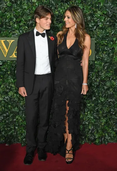 Slavna glumica i manekenka koja danas vodi uspješni dizajnerski brend kupaćih kostima, Elizabeth Hurley, ima samo jedno dijete - sina Damiana koji joj nevjerojatno slični. Dugokosi Damian nebrojeno je puta izazvao pažnju javnosti upravo svojoj pojavom koja neodoljivo podsjeća na njegovu slavnu mamu. 