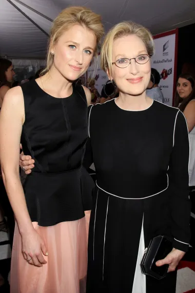 Jedna je najnagrađivanija glumica u povijesti Hollywooda, a druga njezina kći, no kada ih vidimo zajedno teško nam je odrediti koja je koja. Meryl Streep i njezina kćer Mamie Gummer nevjerojatno sliče i u licu i u stasu, a Mamie je naslijedila i majčinu strast za glumom, no s nešto manje uspjeha. 