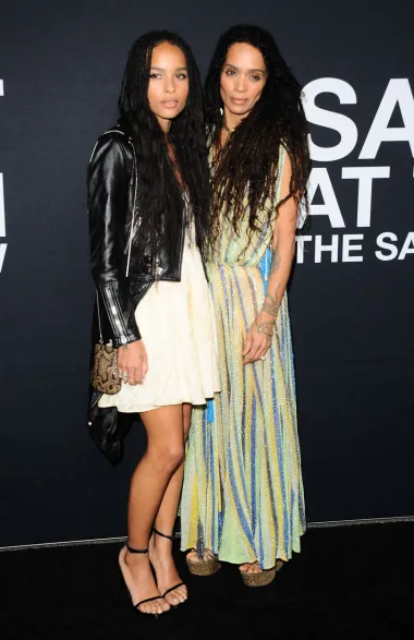 Među najslavnijim dvojnicama među majkama i kćerima Hollywooda definitivno su Lisa Bonet i Zoë Kravitz. Lisa je svojoj lijepoj kćeri prenijela istu tamnu put kože, naglašene jabučice obraza te pune usne. Također, obje su sitne, krhke građe te su vrlo talentirane, pa njihova sličnost nije samo ona fizička. 