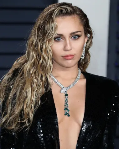Zločesta djevojka svijeta show businessa, pjevačica i glumica Miley Cyrus, može se pohvaliti jako slavnom krsnom kumom. Roditelji su joj Leticia "Tish" i country pjevač Billy Ray Cyrus, zahvaljujući čemu je od malih nogu bila izložena svijetu glamura i celebova. Njezina je krsna kuma megapopularna country pjevačica Dolly Parton. Parton je bliska obiteljska prijateljica njezinih roditelja te je uz to što je kuma Miley, kuma i troje njezinih sestara i braće. 