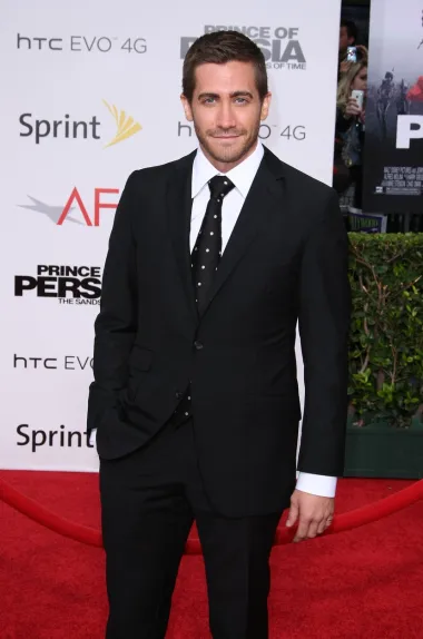 Jake Gyllenhaal američki je glumac koji je rođen u obitelji filmaša i producenata. Sin je redatelja Stephena Gyllenhaala i brat glumice Maggie Gyllenhaal, a zahvaljujući svojim obiteljskim vezama počeo je glumiti s deset godina, a prvu je zapaženu ulogu imao 2001. godine u filmu Donnie Darko. Zanimljivo je i da je njegova krsna kuma Jamie Lee Curtis,  glumica, koja je ujedno i najbolja prijateljica Jakeove majke. 