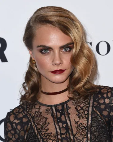 Najplaćenija britanska manekenka Cara Delevingne može se pohvaliti ne samo milijunima na računu već i činjenicom da joj je krsna kuma Joan Collins, legendarna zlica iz kultne serije "Dinastija". No, zanimljivo je i da osim Collins, Cara ima još 15 krsnih kumova i kuma, čime definitivno drži rekord na ovoj listi. 