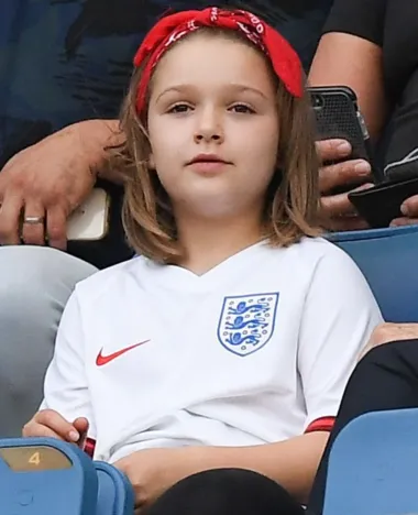 Najmlađi član obitelji Beckham je malena Harper, danas desetogodišnja djevojčica. Rođena je nakon što se njezina obitelj iz Velike Britanije preselila u Los Angeles kako bi njezin otac, slavni nogometaš David, izgradio nogometnu karijeru u SAD-u. Tamo je njezina majka Victorija upoznala Evu Longoriu, glumicu s kojom su živjeli u susjedstvu i tako stvorila doživotno prijateljstvo. Longorija je postala Harperina kuma te je i dalje bliska prijateljica obitelji. 