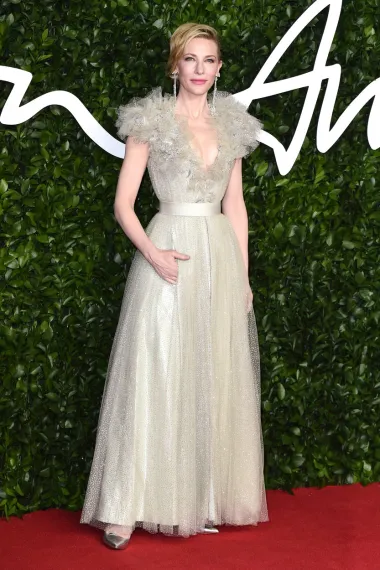 Cate Blanchett jedna je od najbolje odjevenih žena svijeta, a dizajner kojem se uvijek rado iznova vraća definitivno je Elie Saab, modni mag koji stvara neke od najljepših i najromantičnijih svečanih haljina na svijetu. Ova je nježna toaleta biserno bijele boje pravi dokaz toga. Savršeno se stopila s puti glumice te naglasila njezinu nježnu ljepotu. 