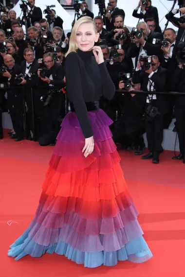 Ovim je legenatnim lookom na filmskom festivalu u Cannesu Cate oduševila sve prisutne. Jednostavna haljina s volanima i dugim rukavima koloristički se stopila s crvenim tepihom, te je tvorila megapopularni ombre efekt koji nikada nije izgledao efektnije no u ovoj prilici. 