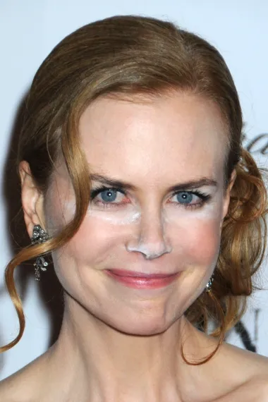 Oskarovka i modna ikona Nicole Kidman rijetko kada pogriješi u fashion smislu, ali ovog se puta opako &quot;poskliznula&quot; na crvenom tepihu te došla s puno previše razmrljanog pudera u prahu koji joj se snažno ocrtavao po nosu i ispod očiju. Ono što se vjerojatno dogodilo je to da je otišla sama popravljati šminku u toalet, no čini se kako se nije baš dobro pogledala u zrcalo pri izlasku. 
