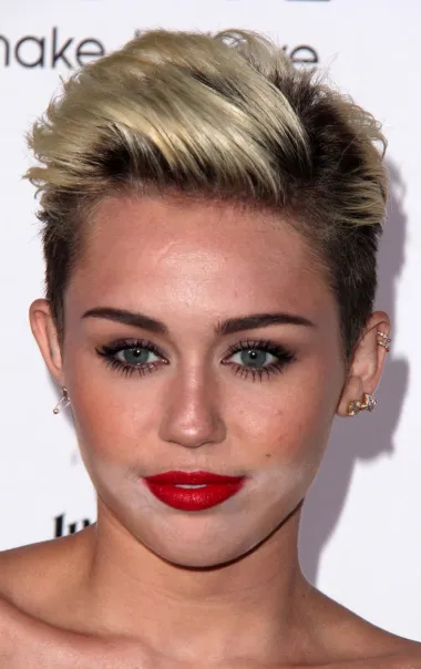 Slavna pjevačica i buntovnica Miley Cyrus obično nas zadivljuje svojim izdanjima, no u ovoj joj se prilici omaklo malo pudera svijetle nijanse oko usana, pa je izgledala &quot;zmazano&quot;. Očito nije bila svjesna te make up pogreške jer je spremno pozirala pred kamerama. 