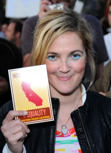Slavna glumica Drew Barrymore zapravo je više znana po modnim failovima i make up promašajima no po uspjesima, pa ovakav njezin look nije nikoga iznenadio. Neutralnu šminku mislila je &quot;začiniti&quot; sa žarkim baby blue sjenilom ispod očiju, no finalni rezultat definitivno nije bio očaravajuć. 