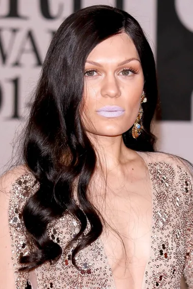 Ovaj je make up look slavne pjevačice i reperice na dodjeli BRIT Awardsa 2014. zgrozio vizažiste diljem svijeta. Lila svijetli ruž za usne možda je trebao djelovati ekstravagantno i otkačeno, ali je samo učinio da Jessie J izgleda bolesno. Svakako šminkerski promašaj godine. 