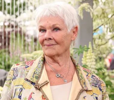 Britanska legenda filma i kazališta Judi Dench ima 86 godina, a i dalje snima filmove, daje glas za sinkronizaciju i pojavljuje se na crvenim tepisima. Svoj debi u profesionalnoj karijeri Dench je imala 1957. godine. Tijekom sljedećih nekoliko godine glumila je u Shekespearovim dramama Hamlet, Romeo i Julija i Macbeth. Nedugo zatim uključuje se u film te osvaja BAFTA nagradu za najperspektivnijeg novaka na filmu, a od tada je osvojila Oscara, postala jedna od najtrofejnijih glumica Velike Britanije te općenito miljenica publike. U slobodno vrijeme voli se igrati s unucima, a mirovina joj nije ni u primisli.