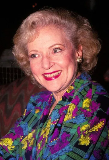 Betty Marion White je američka filmska i televizijska glumica te rekorderka po godinama na ovoj listi. Naime, već su joj 99, dakle u 100. godini je i dalje TV lice i zvijezda bez premca. Najpoznatija je po ulogama Sue Ann Nivens u &quot;The Mary Tyler Moore Show&quot; i Rose Nylund u TV seriji &quot;Zlatne djevojke&quot;. Oduvijek nas je oduševljavala svojim humorom i optimizmom, a šarm ju nije napustio ni pod stare dane. 