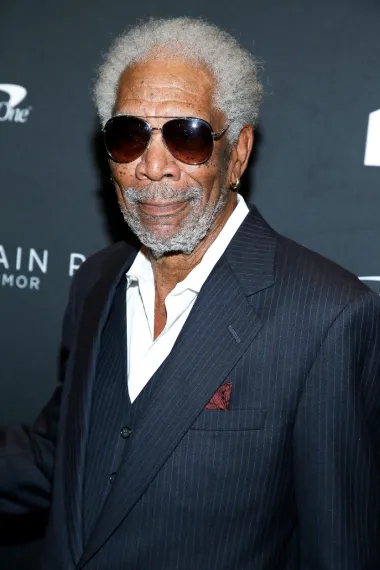 83-godišnji Morgan Freeman počeo se baviti glumom tek u &quot;poznoj&quot; dobi, četrdesetima, no u nekoliko desetljeća koliko je na sceni je postao najprepoznatljiviji glas Hollywooda. Ovaj oskarovac dubokog, moćnog glasa legenda je filma te pravi dokaz kako nikada nije kasno za napraviti preokret u životu i karijeri. 