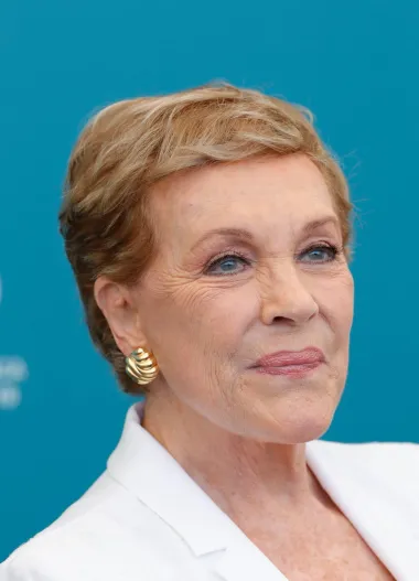Julie Andrews je engleska pjevačica i glumica koja je najpoznatija po svojoj ulozi kao Mary Poppins i u filmu &quot;Moje pjesme, moji snovi&quot;. Na Broadwayu je debitirala još kao tinejdžerka 1953. godine, a u karijeri je osvojila i dva Oscara te postala doista legenda Hollywooda. Danas se manje pojavljuje na filmu kao glumica, a više kao narator ili kao glas u sinkoniziranim crtićima. Zanimljivo, njezin posljednji angažman bio je u hit Netflixovoj seriji &quot;Bridgerton&quot; u kojem je bila narator radnje. Inače joj je 85 godina. 