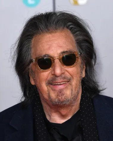 Alfredo James &quot;Al&quot; Pacino proslavljeni je američki filmski i kazališni glumac, dobitnik nagrada Oscar, Emmy i Tony. Oscara za najbolju mušku ulogu dobio je 1992. godine za ulogu u filmu „Miris žene“, a danas mu je 80 godina i idalje nastupa te glumi u holivudskim produkcijama.