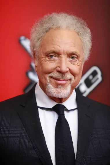 Legenda glazbe, Tom Jones ima 80 godina, a i dalje ima milijune fanova diljem svijeta. Zbog svog doprinosa britanskoj pop glazbi nositelj je kraljičine titule Sir, što je dokaz njegove glazbene baštine. Ovaj pjevač moćnog glasa, čija karijera i svjetska slava traju neprekinuto više od pola stoljeća, tijekom kojih je prodao preko sto milijuna ploča i ostalih nosača zvuka, snimio nekoliko filmova, a među ženskom populacijom nadimkom Tigar iz Walesa, nametnuo se kao jedan od najvećih sex simbola druge polovice 20. stoljeća i to ostaje do danas.