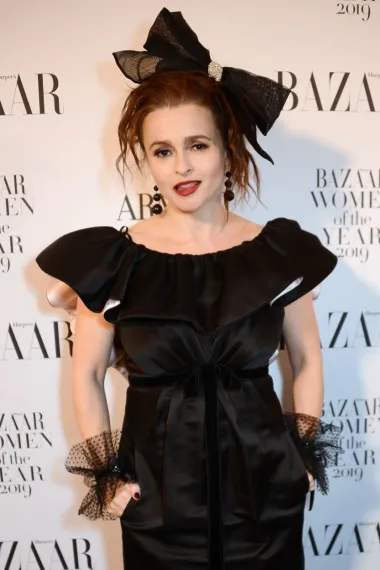 Helena Bonham Carter poznata je kao velika obožavateljica viktorijanske, pomalo mračne estetike koju dovodi do ekstrema uz suvremene modne detalje i krojeve. Odličan primjer je i ova crna kratka haljinica koja stilom podsjeća na haljine s prijelaza 19. na 20. stoljeće, a njezina ju savršeno crna nijansa čini istovremeno elegantnom, ali i odiše gothic lookom. 