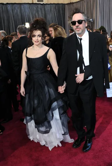 Kao što je poznato, Helena Bonham Carter 13 je godina bila u braku sa slavnim filmskim redateljem Timom Burtonom, čija je bila i muza. Par je zajedno snimio niz velikih kino hitova, a dobili su i dvoje djece. Dok su bili zajedno pojavljivali su se u javnosti često čvrsto zagrljeni, pa se nije dalo naslutiti da imaju probleme u braku. Ova je fotografija nastala na svečanoj dodjeli Oscara, za koju je Helena odjenula ovu crnu korzetiranu haljinu od slojeva crnog tila. 