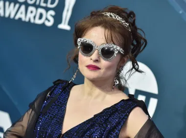 Ova je fotka nastala na jednom od posljednjih evenata prije pandemije i karantena diljem svijeta, a savršen je odraz karaktera i modnog ukusa Helene Bonham Carter. Goleme, bogato ukrašene sunčane naočale, neuredna punđa i neobična plava haljina - nekome se može svidjeti,a nekome ne mora, ali ono što je sigurno je to da glumica desetljećima beskompromisno njeguje svoj prepoznatljiv stil i zbog toga ju jako volimo. 
