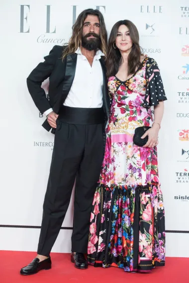 Zanosna Talijanka Monica Bellucci seks je simbol svoje ere, pa nas uopće ne čudi da može imati bilo kojeg frajera. Ona je prije tri godine priznala da se zaljubila u mlađahnog Francuza, Nicolasa Lefebvrea koji je od nje mlađi čak 18 godina. Dakle, njoj je sada 56, a njemu 38 godina. Zgodna glumica 2013. godine rastala se od francuskog kolege Vincenta Cassela, a otad je dobro skrivala svoj ljubavni život. Tako je Nicolasa zapravo upoznala već 2017. te je njihovu vezu skrivala dvije godine prije no što su se odlučili otkriti javnosti. On je inače bivši model, umjetnik i scenograf.
