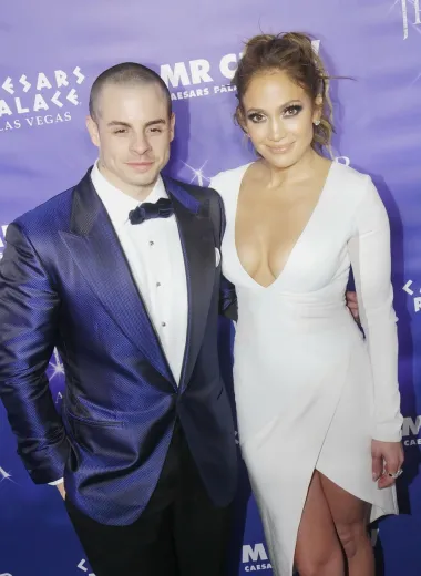 Jennifer Lopez nedavno je prekinula zaruke s Alexom Rodriguezom, koji je od nje bio mlađi 6 godina, a prije njega je bila u vezi sa svojim plesačem i koreografom Casperom Smartom koji je bio mlađi čak 18 godina! U vrijeme njihove veze J.Lo je imala 42, a on 24 godine, a zajedno su proveli 5 godina. Njihova je veza bila turbulentna te su mnogi komentirali kako je par od početka bio osuđen na propast, a čini se da se nisu prevarili. 