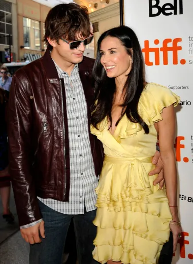 O ovoj se celebrity vezi svojevremeno puno pričalo. Lijepa Demi Moore ljubila je mlađahnog Ashtona Kutchera, glumca koji je od nje mlađi čak 16 godina. Upoznali su se 2003., a dvije godine kasnije i vjenčali. Mediji su u to vrijeme bili opsjednuti njihovom vezom te je Demi dobila status &quot;osvajačice dječaka&quot;, no sama je priznala kako joj ta fama oko njihove veze nikada nije bila jasna, jer su mnoge druge slavne žene isto tako ljubile mlađe muškarce, ali ih se zbog toga nije razvlačilo po tabloidima. Na kraju se par rastao i to u dosta lošim odnosima 2013. 