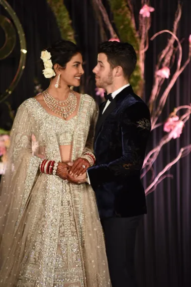 Priyanka Chopra i Nick Jonas slavni su par kojeg dijeli 11 godina razlike, no ta činjenica nije stala na kraj njihovoj sreći. Indijska manekenka i glumica te slavni glazbenik prvi puta su se u javnosti kao par pojavili 2017. godine, a vjenčali su se već 2018. i to na čak dvije iznimno raskošne svadbene ceremonije. Jedna je bila u tradicionalnom indijskom stilu, a druga pak u katoličkom. Nick je javno govorio o tome da je njemu Priyanka isključivo dodatno privlačna baš zbog toga što je starija od njega te da apsolutno ne vidi nikakav problem u njihovoj starosnoj razlici. 
