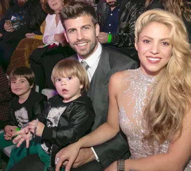 Shakira i Gerard Piqué, pjevačica i nogometaš, začudno su rođeni na isti dan, 2. veljače, ali ih dijeli deset godina razlike! Par se upoznao 2010., a od tada su nerazdvojni. Dobili su i dvojicu sinova u vezi, a iako se nikada nisu vjenčali niti smatraju kako je to potrebno da bi dokazali svoju ljubav svijetu, više puta su jedno o drugome pričali kao o supružnicima. 
