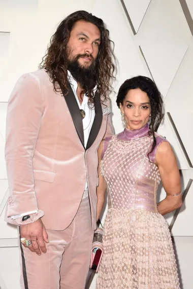 12 godina starija Lisa Bonet upoznala je kolegu glumca Jasona Momoa na partyju 2005. godine, a nerazdvojni su od prve noći do sada. 2007. mu je rodila njihovo prvo zajedničko dijete, a 2017. su se napokon i vjenčali. Drugo dijete stiglo im je na svijet 2008. godine, a Lisa je za medije priznala kako nikada u životu nije mislila da će pronaći muškarca toliko odgovornog kao što je Jason te da se zbog njegove predanosti obiteljskom životu i zaljubila u njega. On je pak još kao teenager imao crush na Lisu koja je glumila u &quot;The Cosby Showu&quot;. 