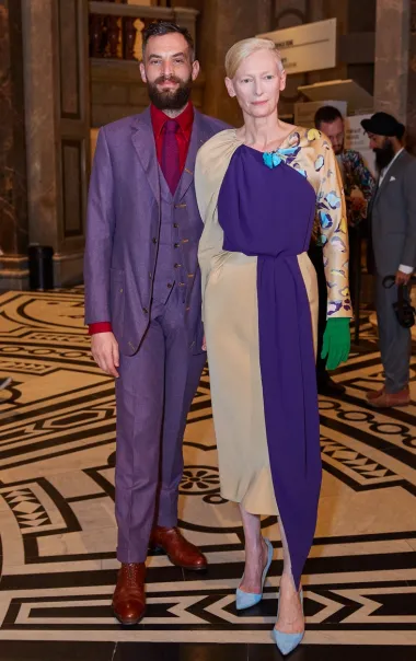 Između slavne glumice Tilde Swinton i njezinog supruga Sanda Koppa je 18 godina razlike, no oni su zaljubljeni kao i prvog dana kada su se upoznali. Par se zbližio na setu filma &quot;Kronike iz Narnije: Lav, vještica i ormar&quot; u kojem je Tilda glumila jednu od glavnih uloga. Sandro je također glumac, ali znatno manje uspješan od Tilde, a u &quot;Kronikama iz Narnije&quot; je glumio kentaura. Od tog filma do danas su nerazdvojni, ali svoj ljubavni život skrivaju kao zmija noge, pa nikada u javnosti nisu komentirali svoju razliku u godinama. 