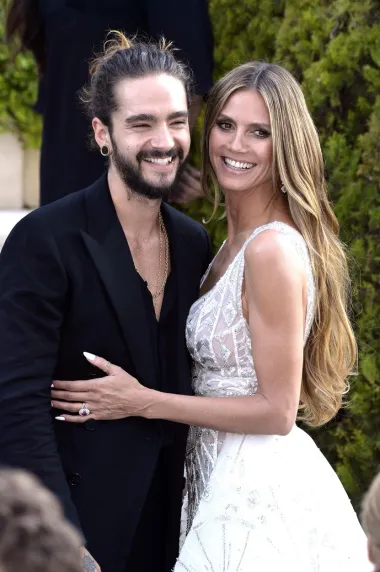 Njemački supermodel, 48-godišnja Heidi Klum u kolovozu 2019. udala se za 16 godina mlađeg glazbenika Toma Kaulitza. Zgodna plavuša tvrdila je tada kako je tek u njemu pronašla pravog partnera s kojim je u svemu kompatibilna. Ipak, u njezinom slučaju idila nije potrajala jer se krajem 2020. počelo naveliko šuškati kako se par razvodi – no odlučili su se samo privremeno razdvojiti. Još uvijek su tako u braku, ali povremeno žive u razdvojenim kućama, a tvrde da je upravo to ključ opstanka njihove veze. 