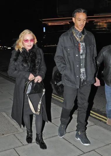 Dakle, kraljica veza s mlađim muškarcima u celebrity svijetu definitivno je pop diva Madonna. Kada pogledamo povijest njezinih veza, a bilo ih je jako puno, vidjet ćemo da je oduvijek birala znatno mlađe muškarce, s tim da je u zadnjih deset godina prosječno svaki njezin frajer bio minimalno 25 godina mlađi od nje. Impresivno, zar ne? Trenutno je pjevačica u vezi s Ahlamalikom Williamsom, 25-godišnjim plesačem, koji je čak dvije godine mlađi od njezine kćeri, a 36 godina mlađi od same Madonne. 