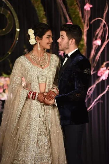Priyanka Chopra imala je više raskošnih oprava za svoje vjenčanje s Nickom Jonasom, a jedna od njih doista je bila posebno ekstravagantna. Predivna poluprozirna haljina bila je ukrašena s preko 2 milijuna svjetlucavih perlica koje su ručno izvezene na nju, a Priyankin veo bi je dugačak čak 23 metra pa je za izradu svega trebalo gotovo 2000 sati. Ako to nije posebna vjenčanica, onda ne znamo što je. 