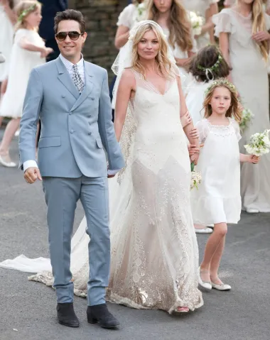 Manekenka Kate Moss za svoje se vjenčanje 2011. odlučila za svadbenu haljinu boho stila koja je svima prisutnima oduzela dah. Kate je izgledala zanosno u vjenčanici koju je dizajnirao John Galliano, ujedno i njezin bliski prijatelj. Galliano je inspiraciju pronašao u liku Zelde Fitzgerald, a već je dizajnirao unikatne haljine za Katein 21. i 30. rođendan.