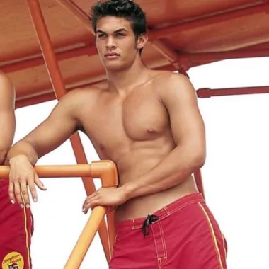 Sa samo 19 godina Jason je počeo glumiti u kultnoj seriji &quot;Baywatch&quot; te je u njoj ostao jedan od važnijih likova od 1999. do 2001. Jednog su ga dana otkrili dok je radio u surf shopu na plaži te mu odmah ponudili ulogu, a s obzirom da se serija snimala na njegovom havajskom otočju, odlučio ju je prihvatiti. To mu je promijenilo život za sva vremena te u konačnici otvorilo vrata Hollywooda. 